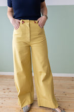 Carica l&#39;immagine nel visualizzatore di Gallery, Pantalone 5 tasche giallo