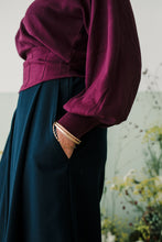 Carica l&#39;immagine nel visualizzatore di Gallery, Maglioncino scollo V crop prugna