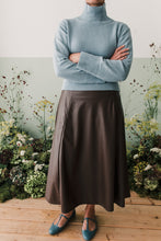 Carica l&#39;immagine nel visualizzatore di Gallery, Gonna midi ecopelle moro