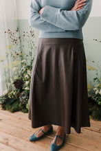 Carica l&#39;immagine nel visualizzatore di Gallery, Gonna midi ecopelle moro