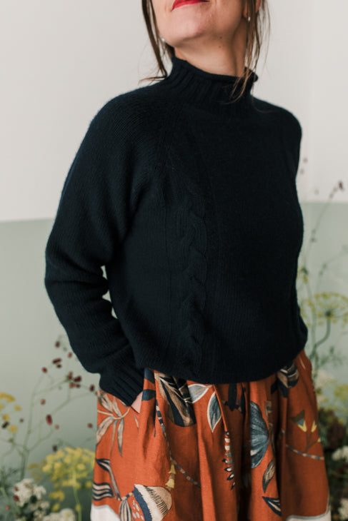 maglioncino crop trecce blu