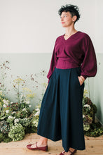 Carica l&#39;immagine nel visualizzatore di Gallery, Maglioncino scollo V crop prugna