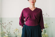 Carica l&#39;immagine nel visualizzatore di Gallery, Maglioncino scollo V crop prugna