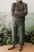 Carica l&#39;immagine nel visualizzatore di Gallery, maglioncino crop trecce  noce