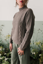 Carica l&#39;immagine nel visualizzatore di Gallery, maglioncino crop trecce  noce