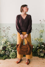 Carica l&#39;immagine nel visualizzatore di Gallery, Maglioncino scollo V crop cioccolato