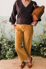 Carica l&#39;immagine nel visualizzatore di Gallery, Maglioncino scollo V crop cioccolato