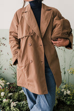 Carica l&#39;immagine nel visualizzatore di Gallery, trench corto nocciola