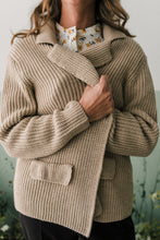 Carica l&#39;immagine nel visualizzatore di Gallery, Cardigan nocciola o blu