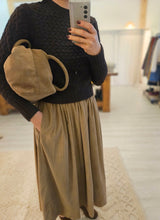 Carica l&#39;immagine nel visualizzatore di Gallery, Gonna FEDE midi velluto cappuccino