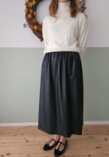 Carica l'immagine nel visualizzatore di Gallery, Gonna midi ecopelle nera