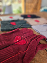 Carica l'immagine nel visualizzatore di Gallery, Guanto lana alpaca con cuore cucito