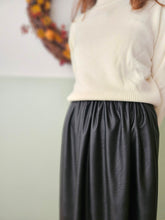 Carica l'immagine nel visualizzatore di Gallery, Gonna midi ecopelle nera