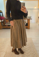 Carica l&#39;immagine nel visualizzatore di Gallery, Gonna FEDE midi velluto cappuccino