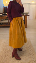 Carica l&#39;immagine nel visualizzatore di Gallery, Gonna FEDE midi velluto senape